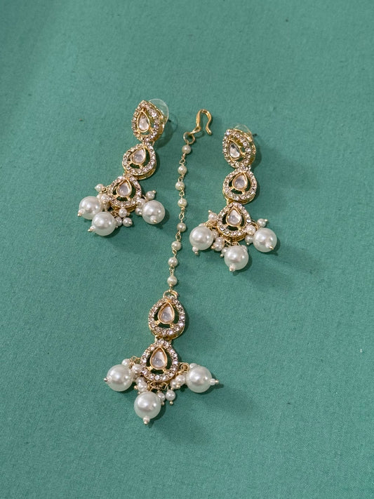 283748 - earrings & tikka set